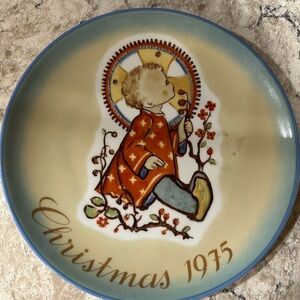 Berta Hummel Vintage Collectors Christmas 1975 Plate- Schmid Bros.